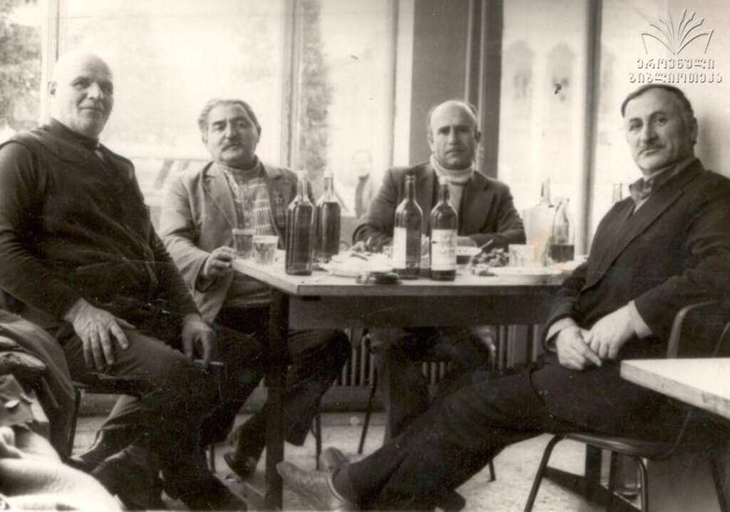 რესტორან ნაცხაში მარცხნიდან სხედან: აბრაამ ქარჩავა, დანიელ (დანე) ჩიქოვანი, მიშა ვეკუა და დოროთე (დურუ) ჩიქოვანი 